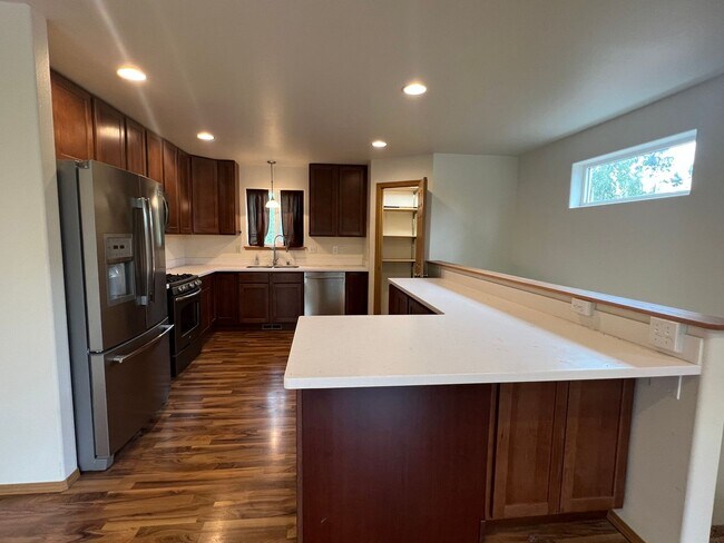 Building Photo - Lakeview home with 2 bedrooms plus an offi...