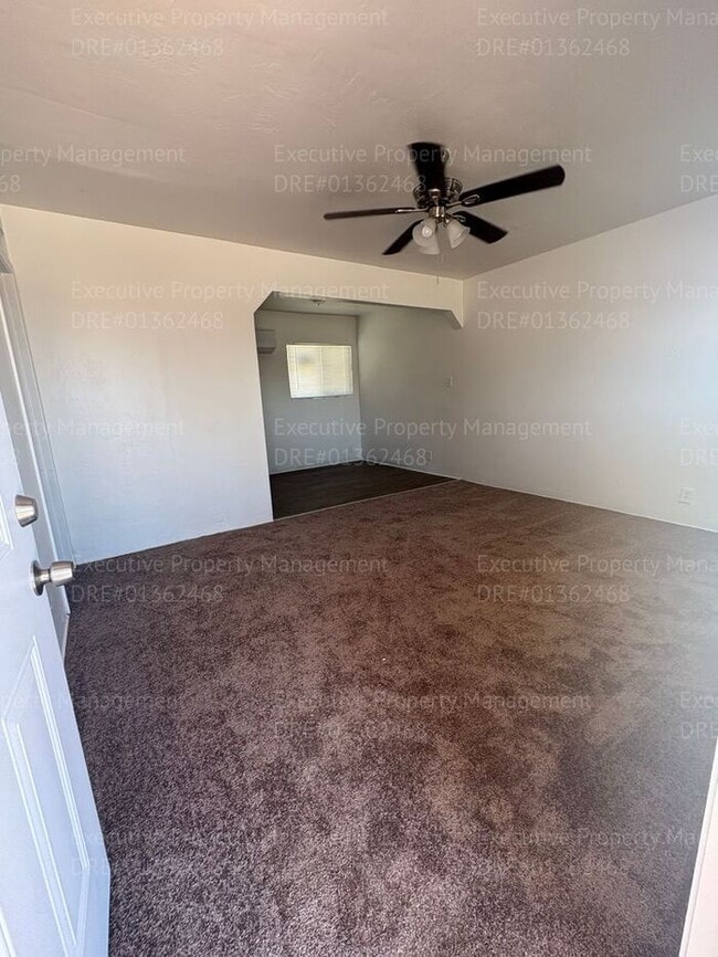 Building Photo - 1 bedroom/ 1 bathroom home with modern ame...