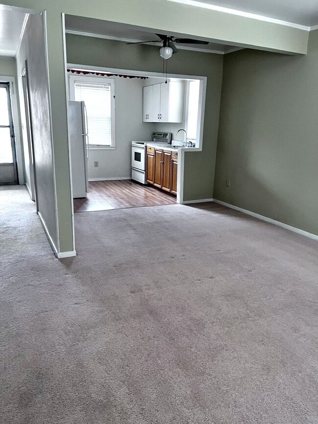 Building Photo - Two Bedroom, Spacious Apartment