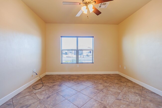 Building Photo - Spacious & Modern 4 Bedroom Home - 1 Pet A...