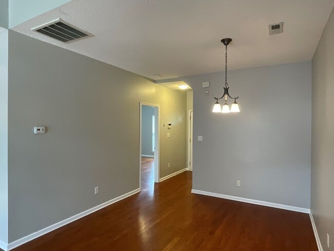 Building Photo - Townhouse in the Oakhurst Community!