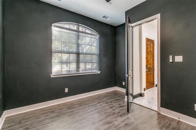 Building Photo - 515 W Royal Ln