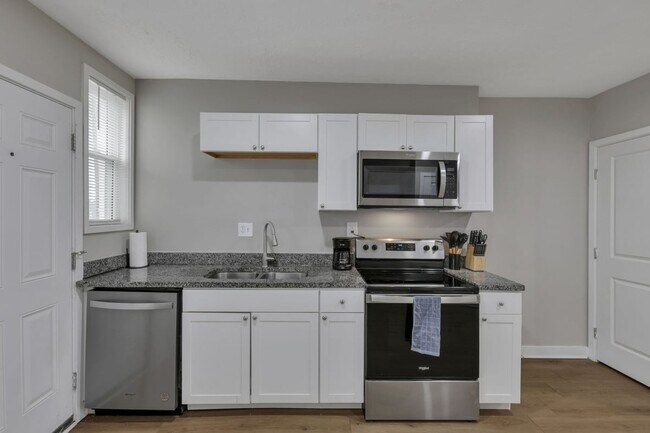 Foto del edificio - Modern 2BR Townhouse Walk to Downtown All Utilities Included