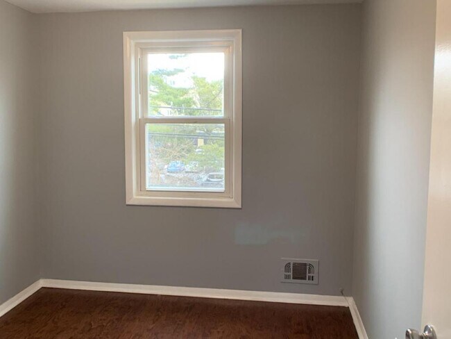 Foto del edificio - 4169 Labyrinth Rd