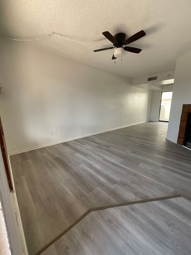 Foto del edificio - Townhome - newly remodeled kitchen - priva...