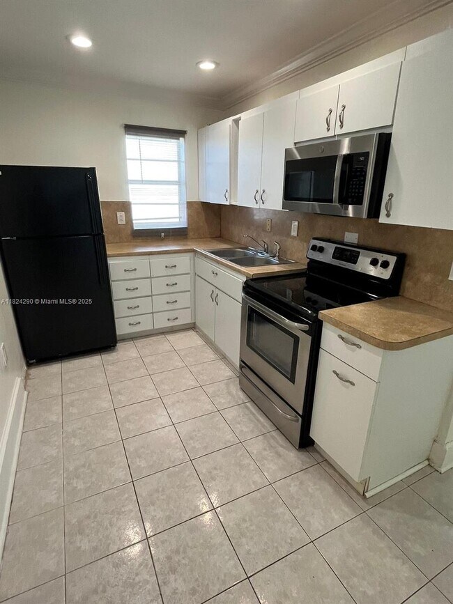 Foto del edificio - 1747 Rodman St