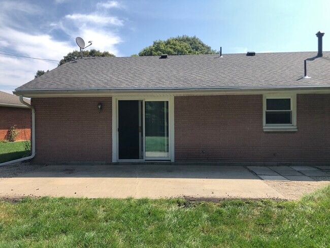 Foto del edificio - 1240 Crestview Dr