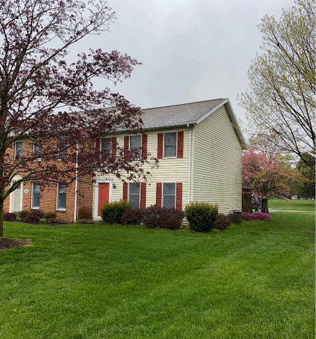 Building Photo - Well-Maintained 3-Bedroom End Unit Townhom...