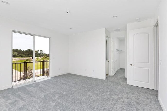 Foto del edificio - 6990 Pines Cir