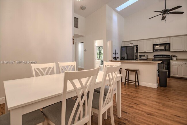 Building Photo - 7652 Pinewalk Dr S