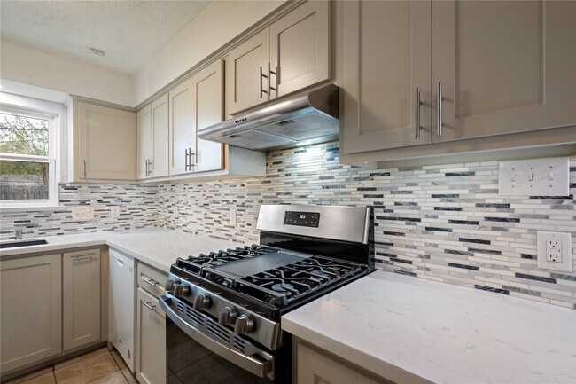 Foto del edificio - 8110 Bob White Dr