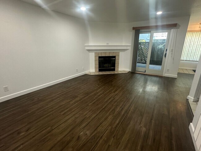 Foto del edificio - Spacious 2-Bedroom, 2-Bath Condo – Fully R...