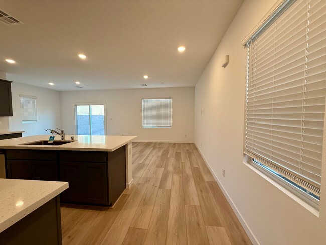 Foto del edificio - BRAND NEW 3 BED 2.5 BATH 2 CAR GARAGE SING...