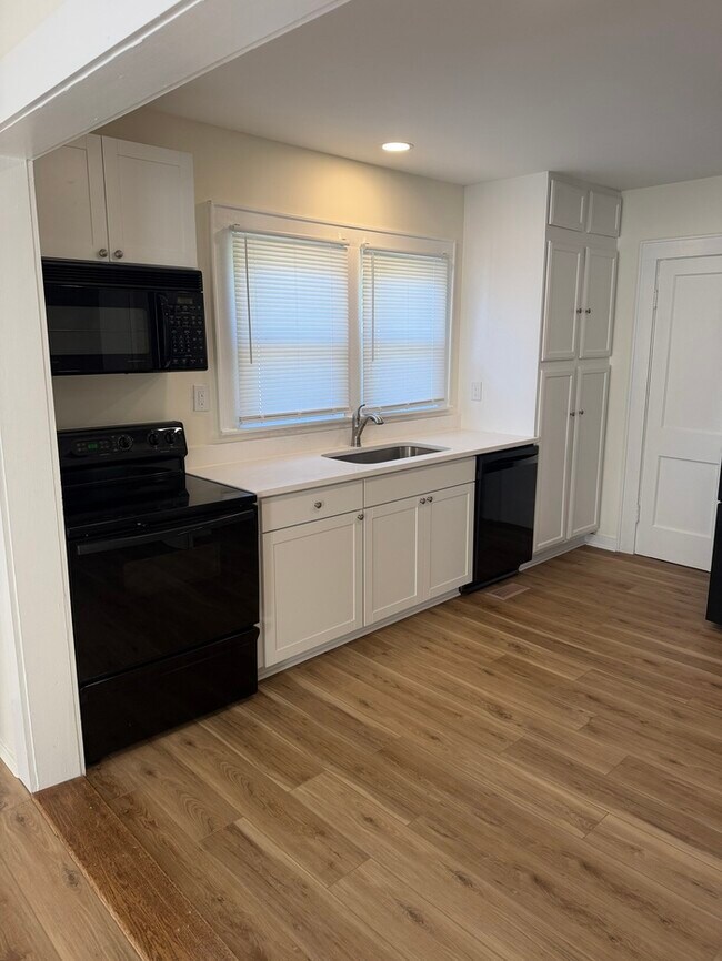 Foto del edificio - 823 Bristol Dr