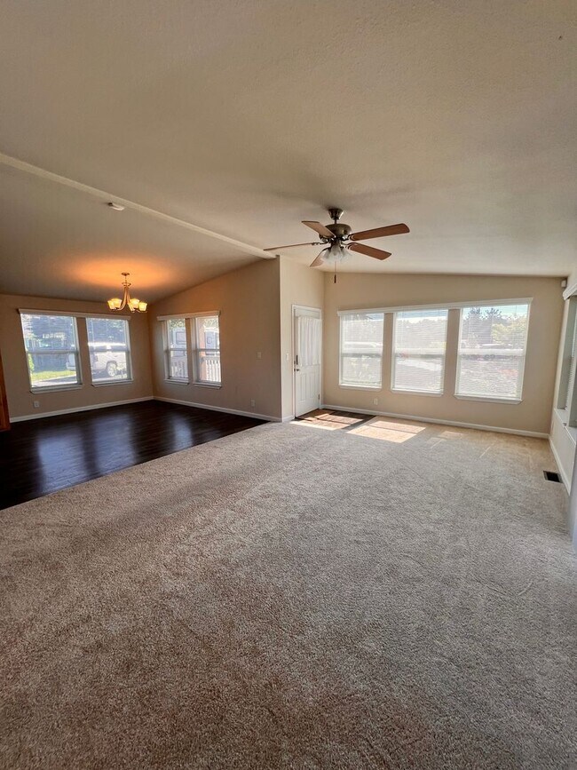 Foto del edificio - Mckinleyville 3 Bedroom, 2 bath Single Lev...
