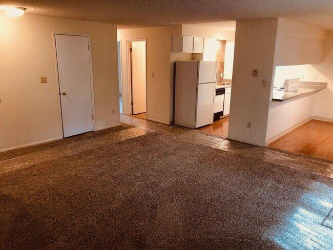 Foto del edificio - Mission East Apts 2 br/1 bath ground floor...