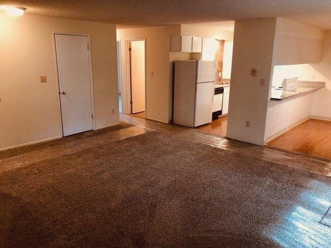 Building Photo - **MOVE IN SPECIAL** 1/2 OFF 1ST FULL MONTH'S RENT**Mission East Apts 2 br/1 bath ground floor + W...