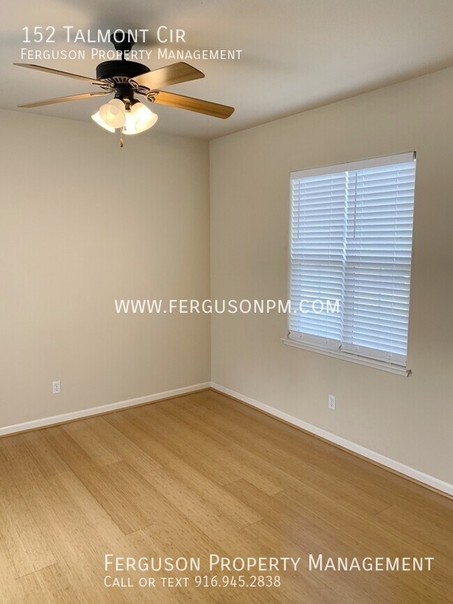 Foto del edificio - Two Bedroom Two and a Half Bathroom Home i...
