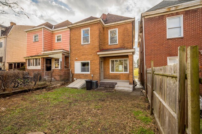 Foto del edificio - READY FOR MOVE IN! Don't miss this RENOVATED 4-BEDROOM located in Munhall!