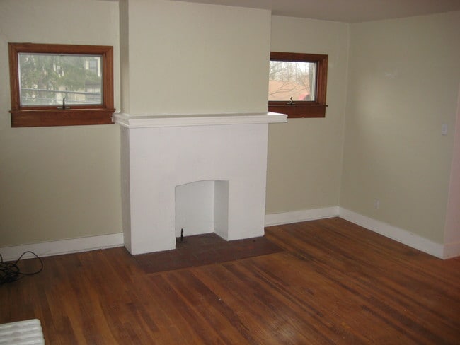 Building Photo - 520 McCully St