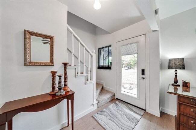 Foto del edificio - 8001 Briarwood Ln