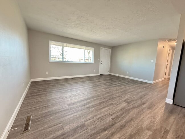 Building Photo - 301 Lesher Dr