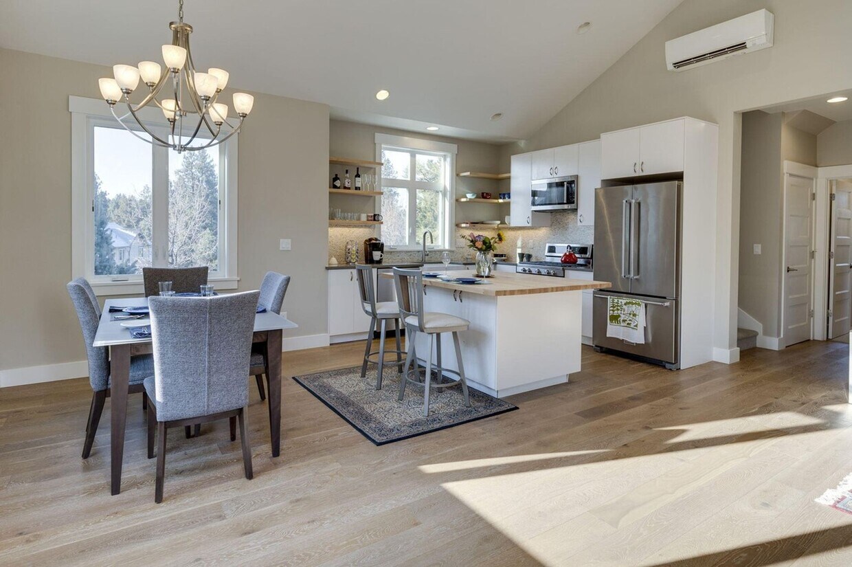 Foto principal - Furnished West Bend Home Available October...