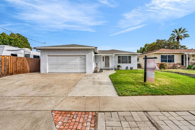 Building Photo - CENTRALLY LOCATED 3 BD/2BATH SINGLE STORY HOME..