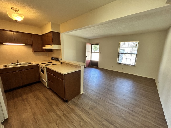 Building Photo - 604-650 Cumberland Dr