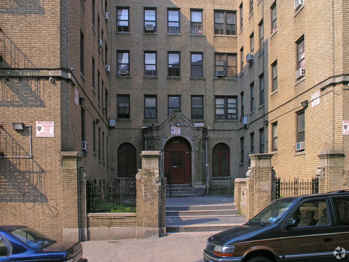 Building Photo - 220 E 197th St