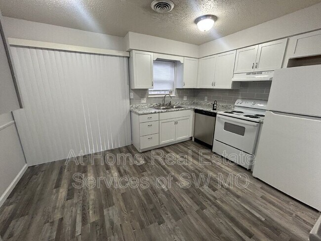 Foto del edificio - 3339 E Linwood St