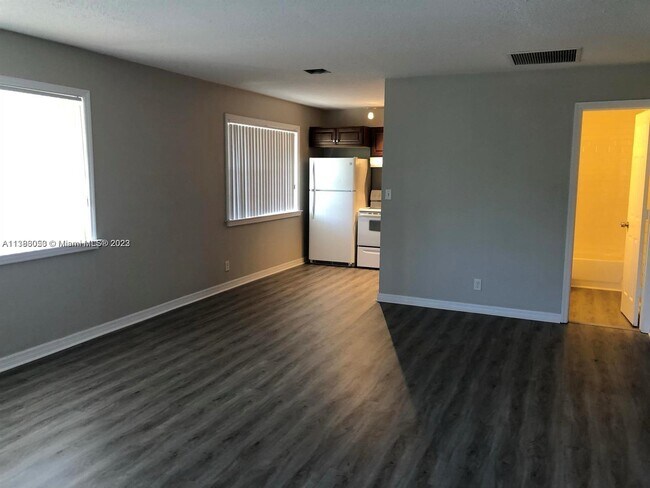 Building Photo - 584 Holly Dr