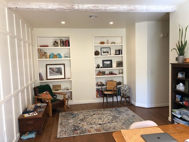 Building Photo - Carriage Styled Apartment