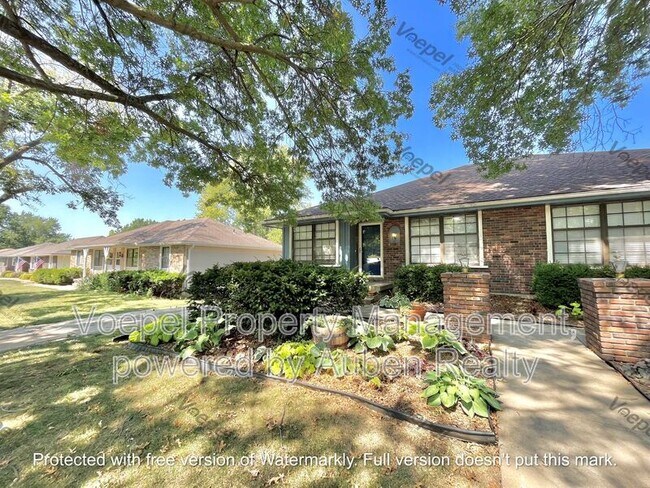 Building Photo - 1711 SW Skyline Dr
