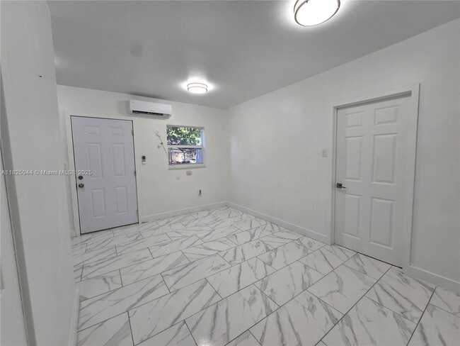Foto del edificio - 1230 NW 70th St