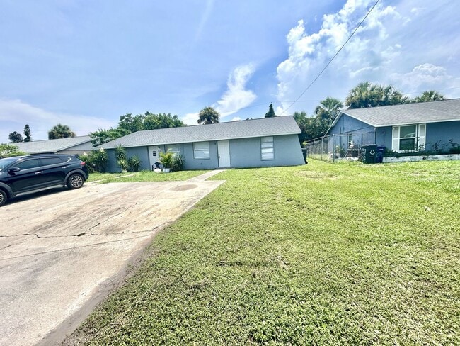 Building Photo - 5723-5725 9th Street Circle East