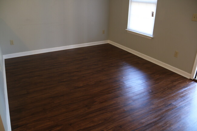 Building Photo - Fall 2025 Awesome 1 Bedroom Condo Near AU ...