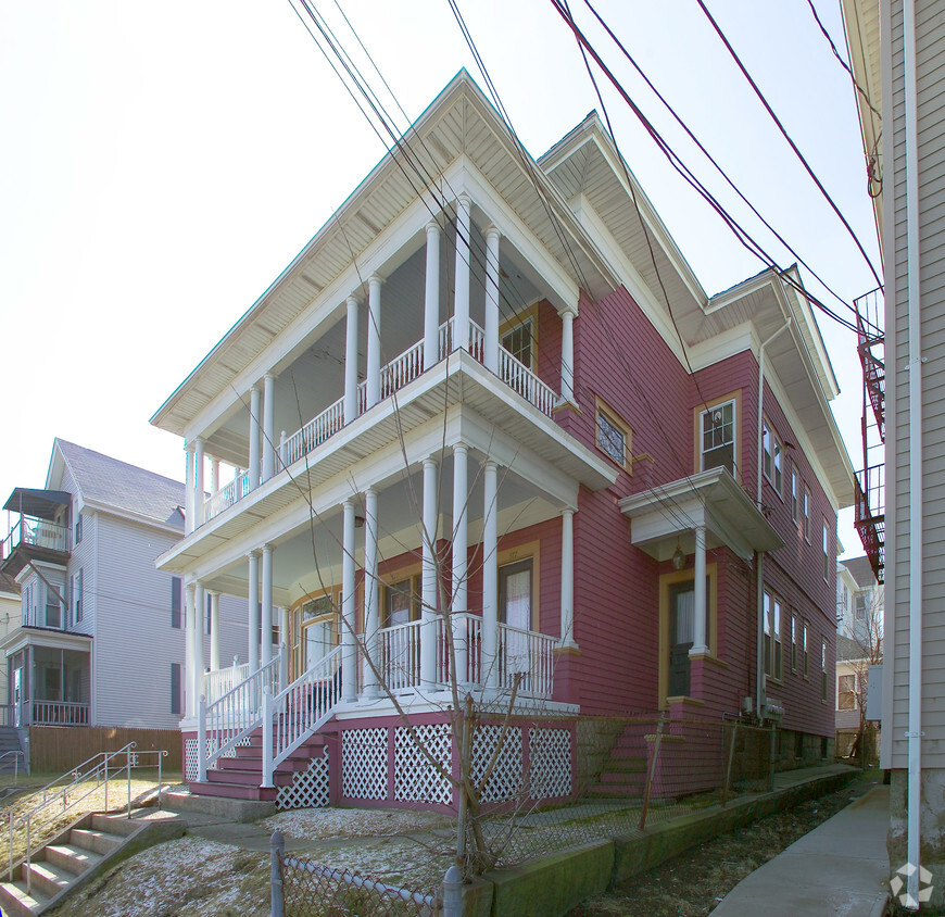 Building Photo - 579 Middle St