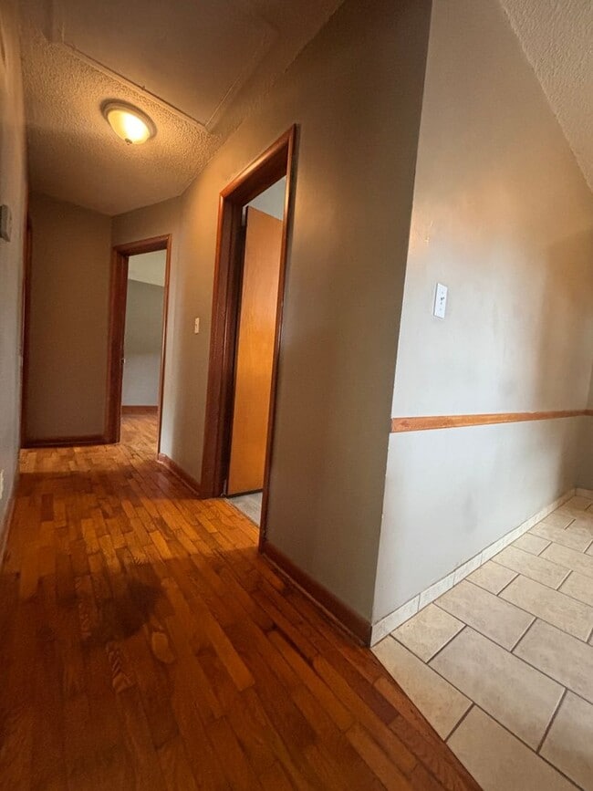 Building Photo - DUPLEX! 2 Bedroom 1 bath with Garage!