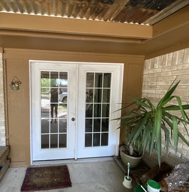 Private patio door entry - 9084 Nursery Dr