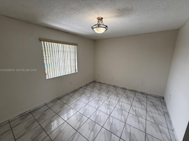 Foto del edificio - 1285 W 26th Pl