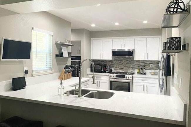 Building Photo - 28713 Conejo View Dr