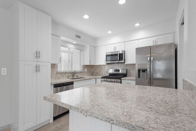 Building Photo - Fern Street Duplex