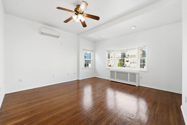 Building Photo - 16 E 44th St