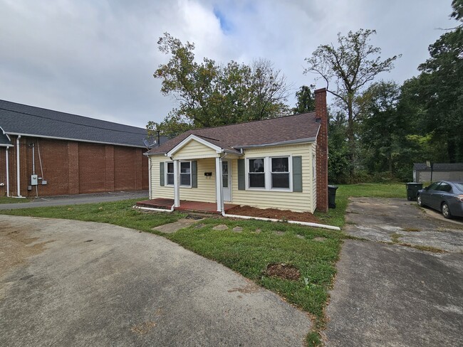 Building Photo - 808 E Main St
