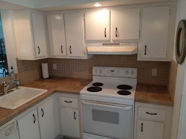 Building Photo - 27 Abbey Ln