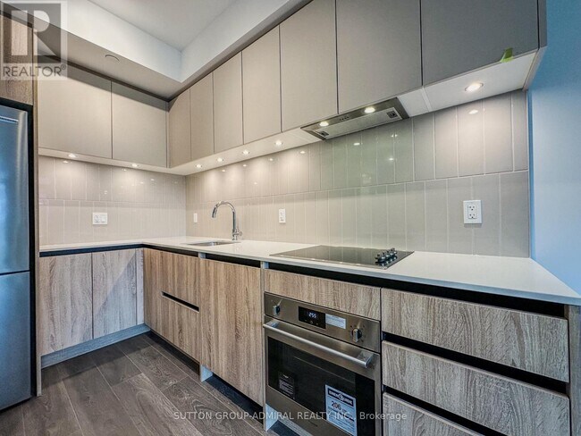 Photo du bâtiment - 8 Beverley Glen Blvd