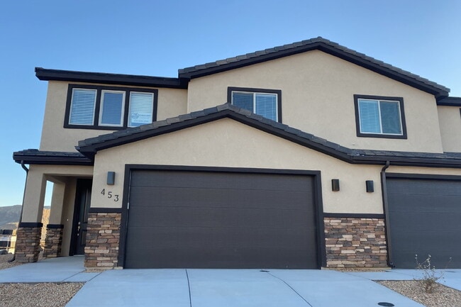 Building Photo - "Spacious 4-Bed Townhouse Oasis with 2.5 B...