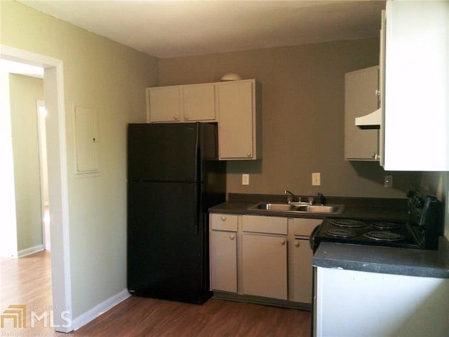 Building Photo - 1600 Line Cir