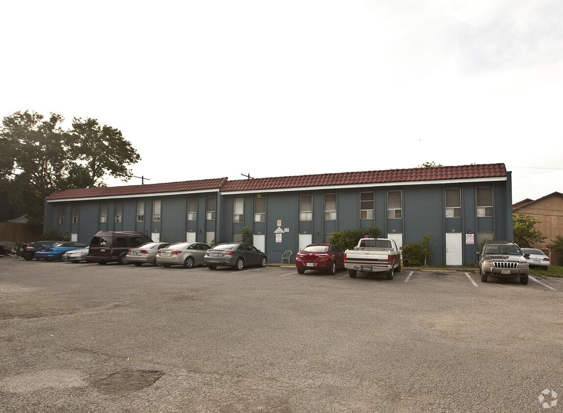 Building Photo - 3812 Southway Dr